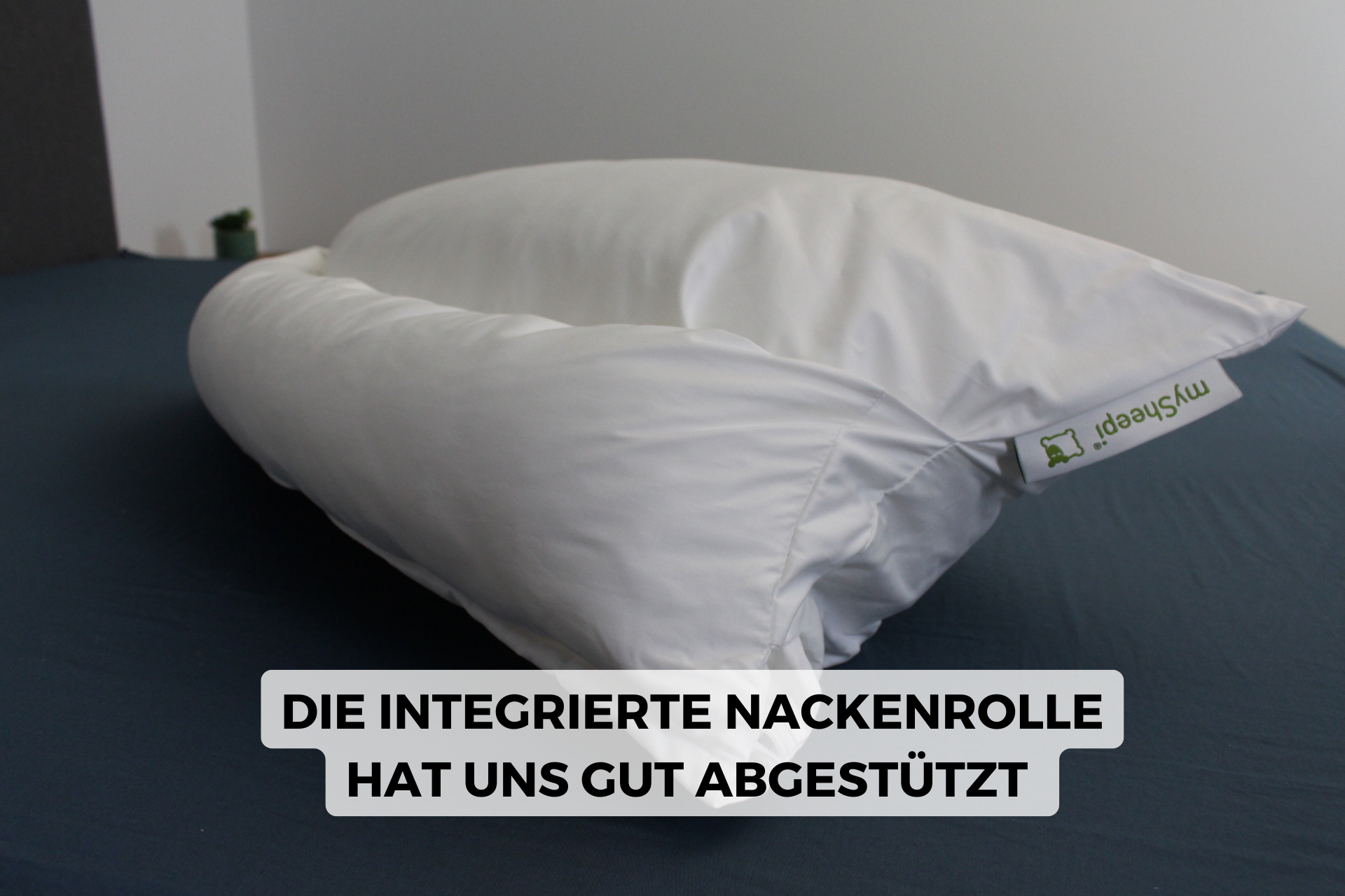 Nackenrolle des mySheepi Kissens schmiegt sich an unsere Probeschläferin.